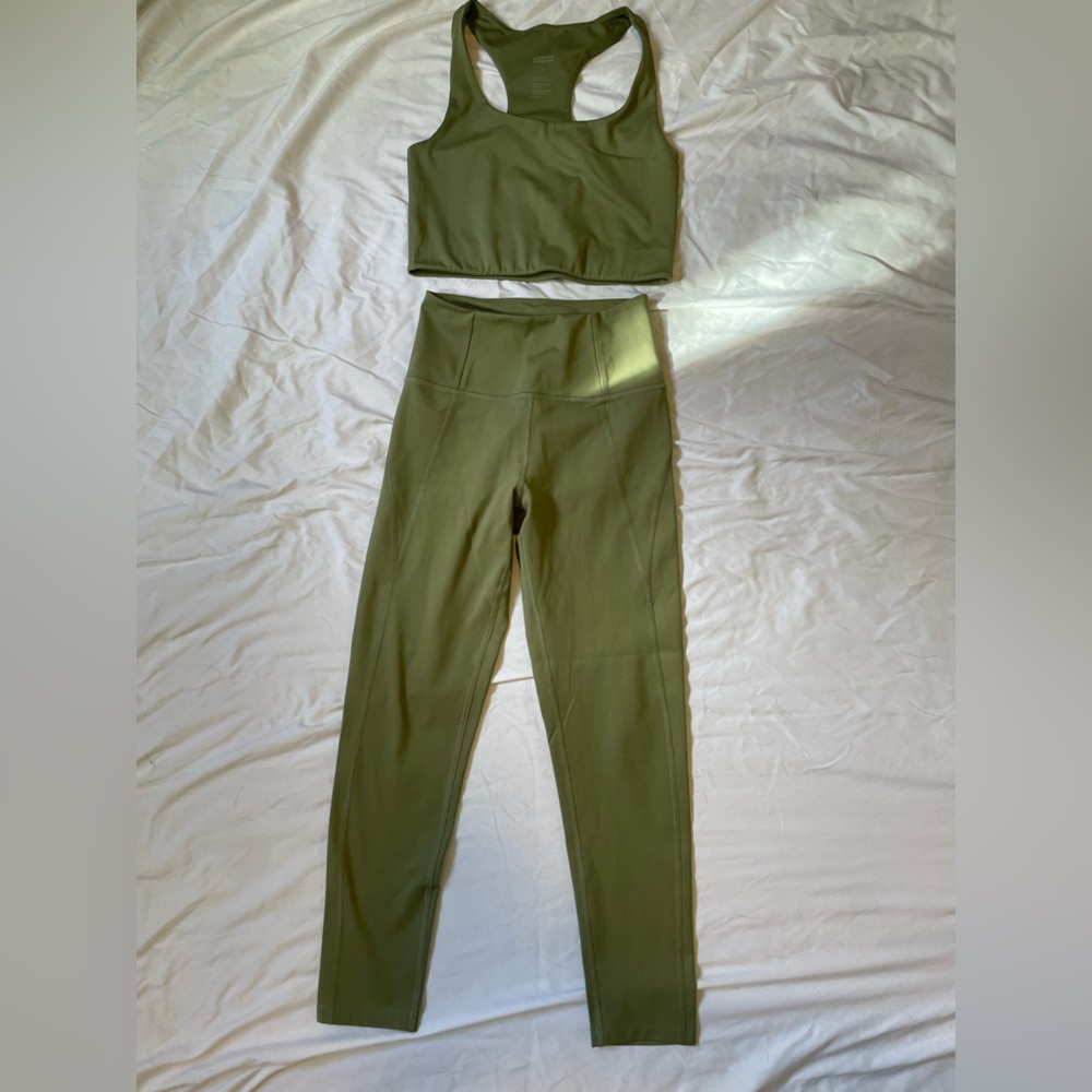 Girlfriend Collective Compressive Paloma Sports Bra in Olive Size Small